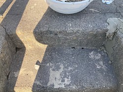 階段のところどころに隙間穴