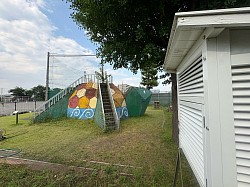 百葉箱とかめの子すべり台