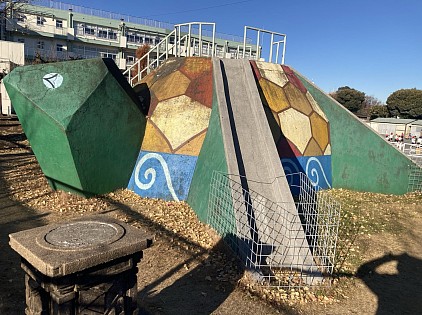 横浜市立浦島小学校　かめの子すべり台